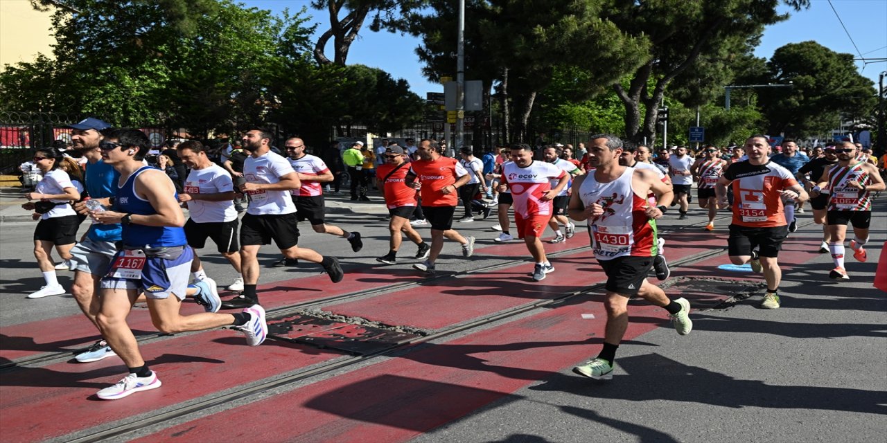 Bakan Kasapoğlu 19 Mayıs Yol Koşusuna katıldı.