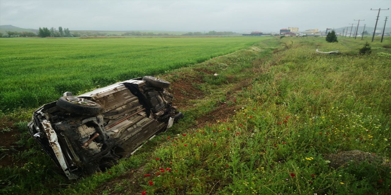 Çorum'da otomobilin su kanalına devrildiği kazada 1 kişi hayatını kaybetti.