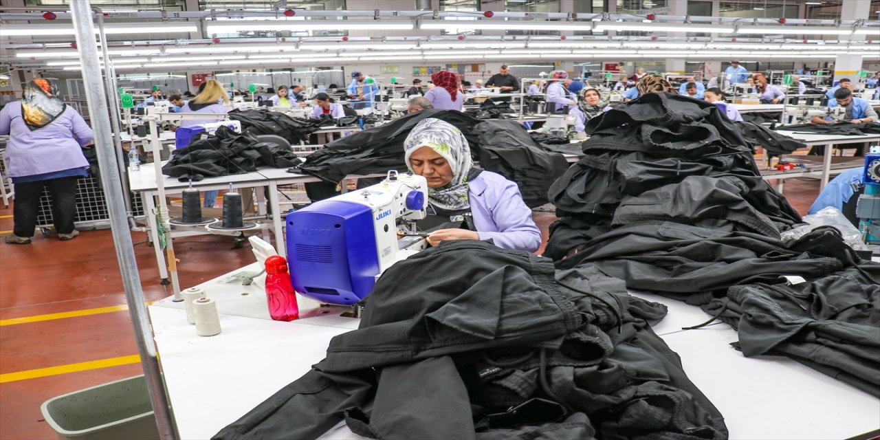 Enkazdan kurtarılan kadın yaşadıklarını unutmaya çalışıyor.