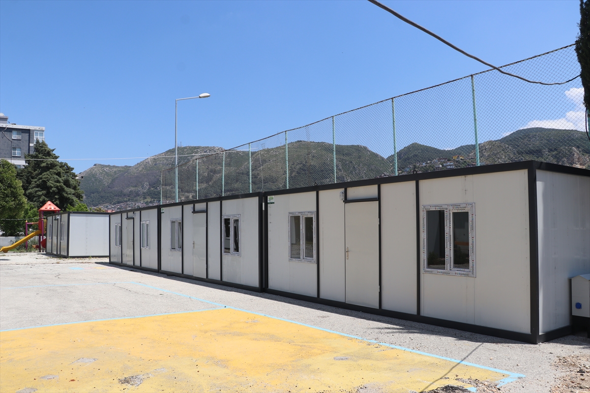 Depremden etkilenen Hatay'da sandıkların kurulacağı konteynerler hazır