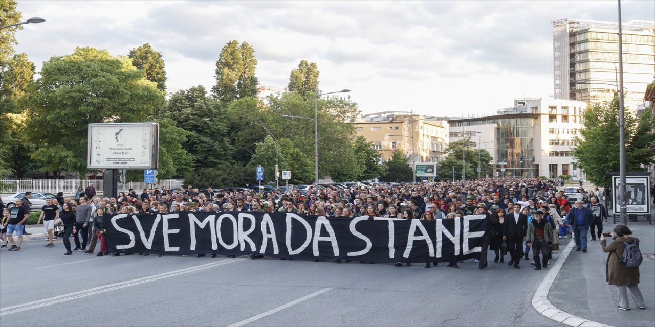 Sırbistan'daki silahlı saldırılar sonrası binlerce kişinin katılımıyla gösteriler düzenlendi