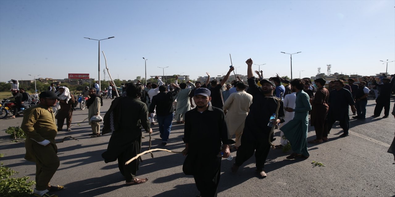 Eski Başbakan Han'ın tutuklanmasının ardından protestolar başladı.
