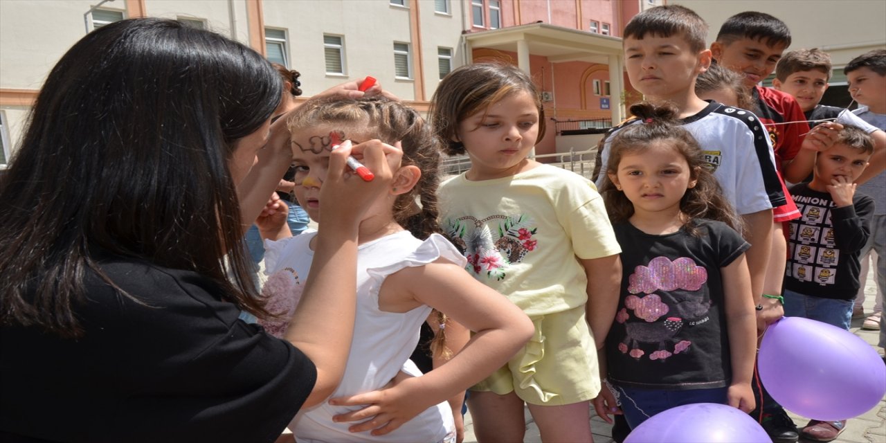 Antalya'da üniversite öğrencileri, depremzede çocuklar için etkinlik düzenledi