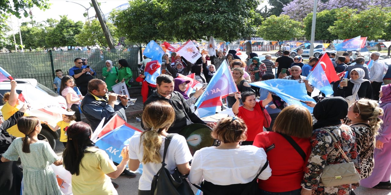 AK Parti Sözcüsü Ömer Çelik, partisinin Adana mitinginde konuştu: