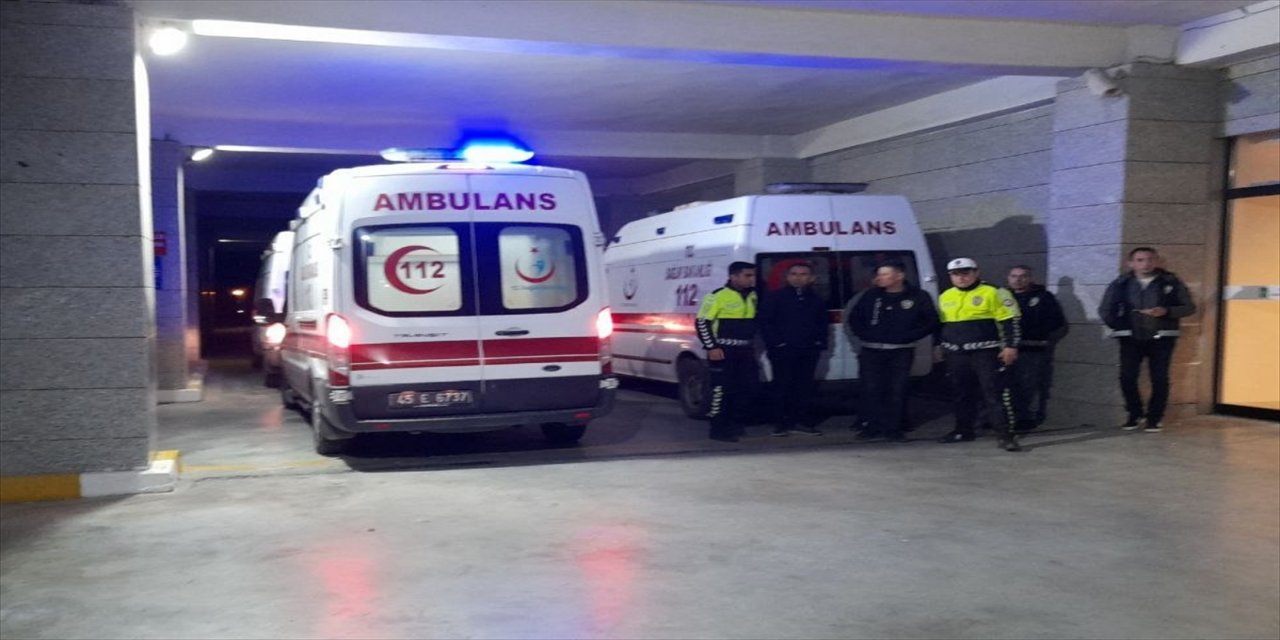 Manisa'da yer üstü maden ocağında toprak kayması yaşandı, 5 kişi yaralandı.