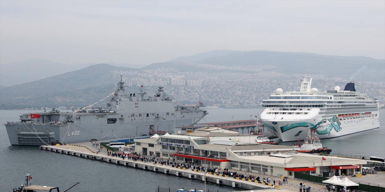 İzmir'de TCG Anadolu'nun yanına 2298 yolculu kruvaziyer demirledi