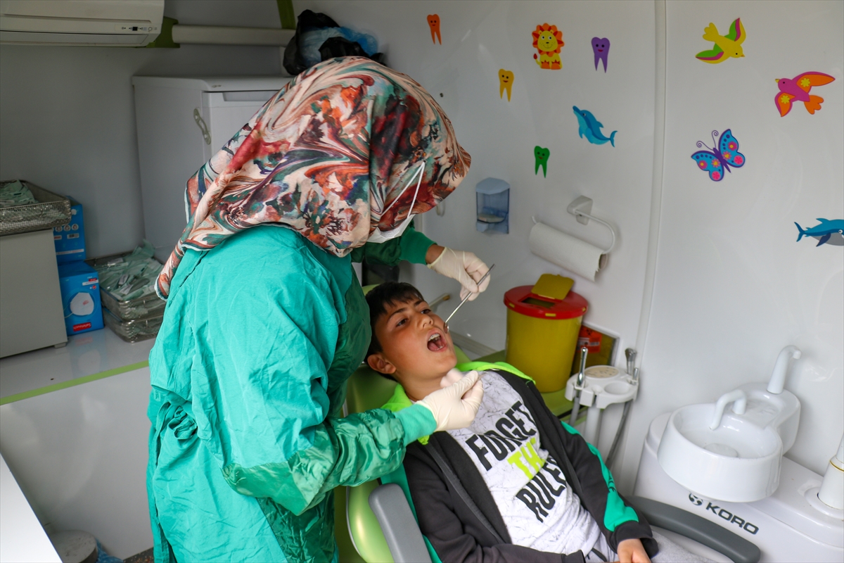 Malatya'da görevli diş hekimleri, depremzedeleri mobil araçlarda tedavi ediyor