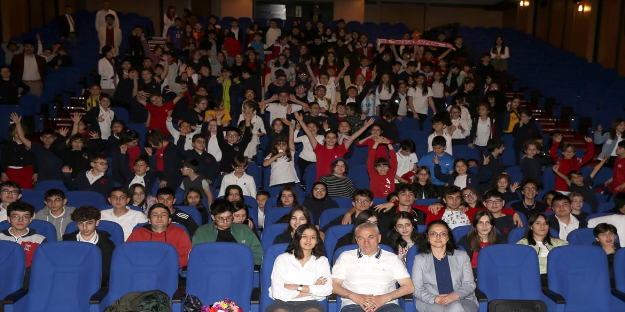 Sivasspor Teknik Direktörü Rıza Çalımbay öğrencilerle söyleşi yaptı.