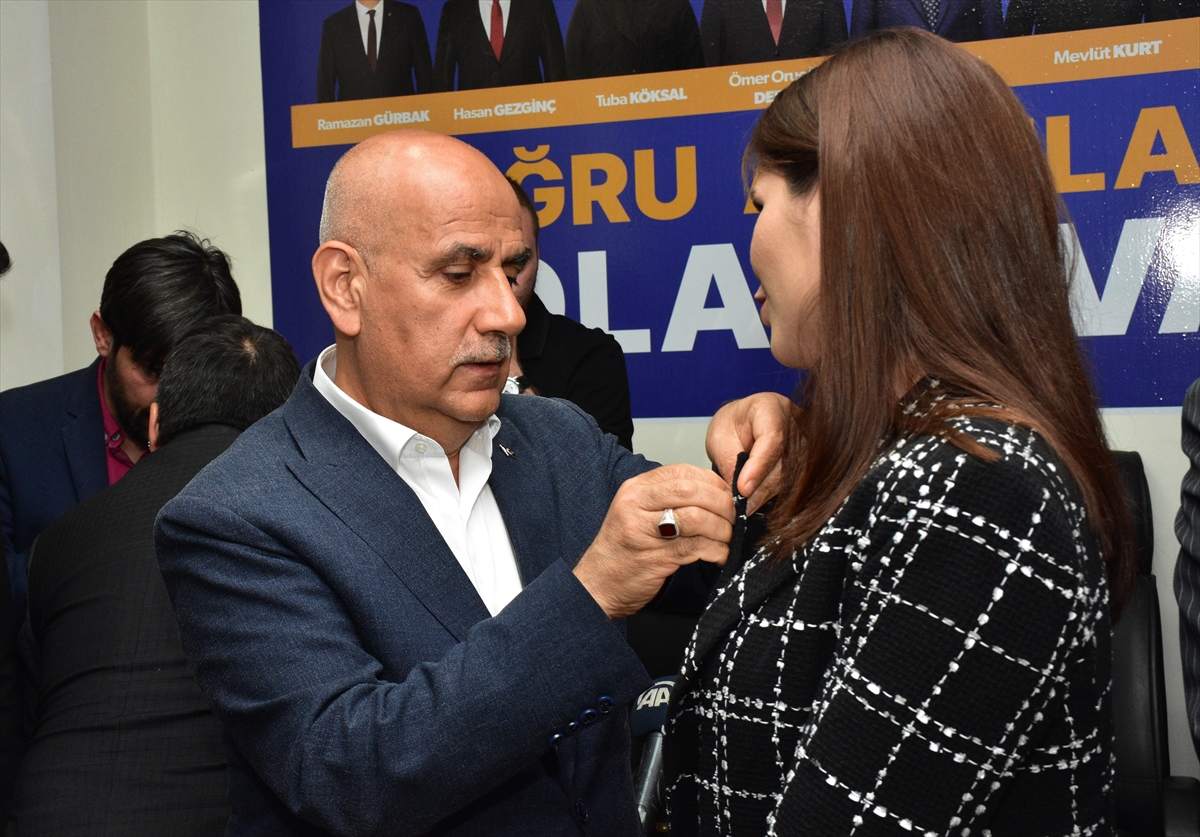 İYİ Parti'den ayrılıp AK Parti'ye katılan 115 kişiye rozet taktı