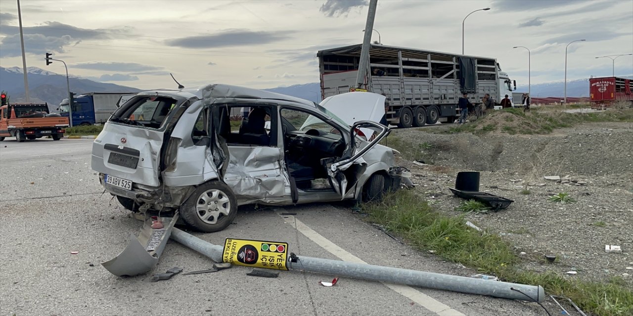 Erzincan'daki trafik kazasında 3 kişi yaralandı