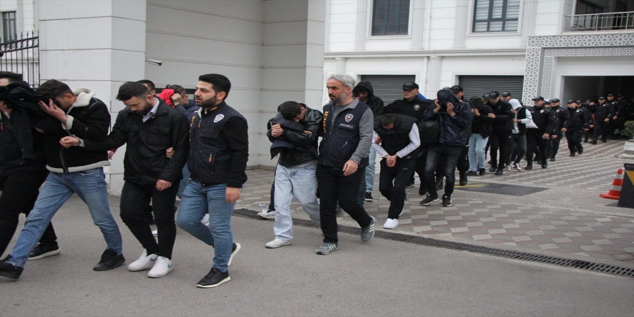 Kocaeli merkezli dolandırıcılık operasyonunda yakalanan 24 şüpheli adliyede