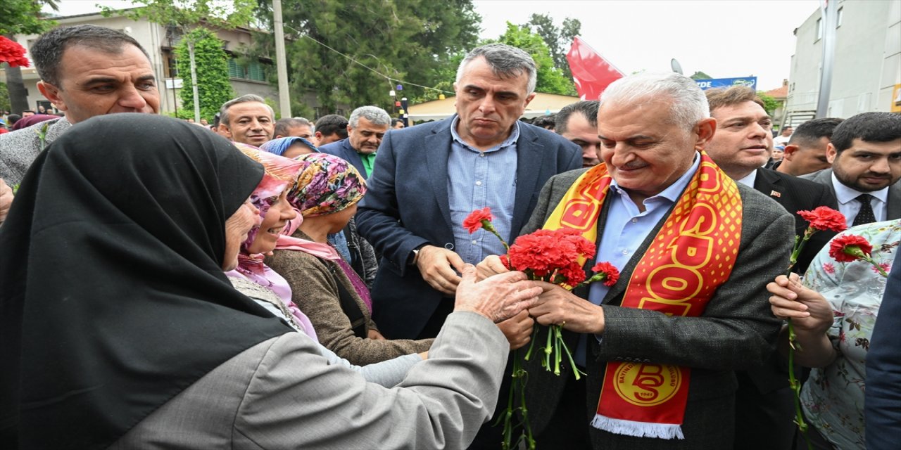 Binali Yıldırım Bayındır'da konuşma yaptı.