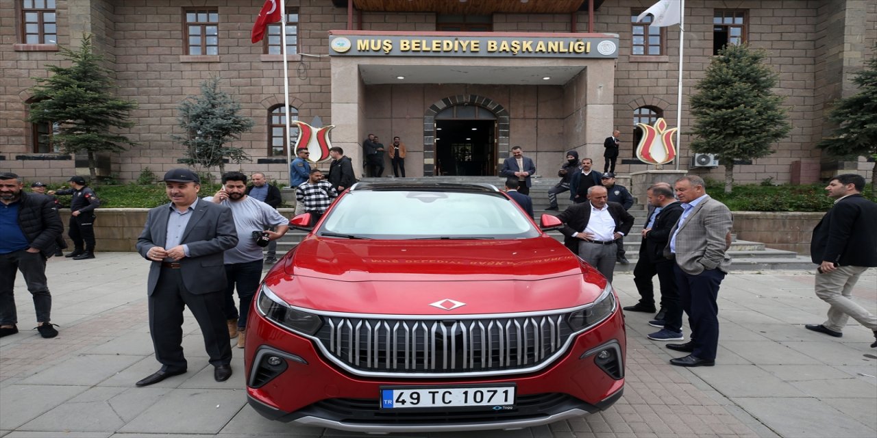 Türkiye'nin yerli otomobili Togg Muş sokaklarına indi.