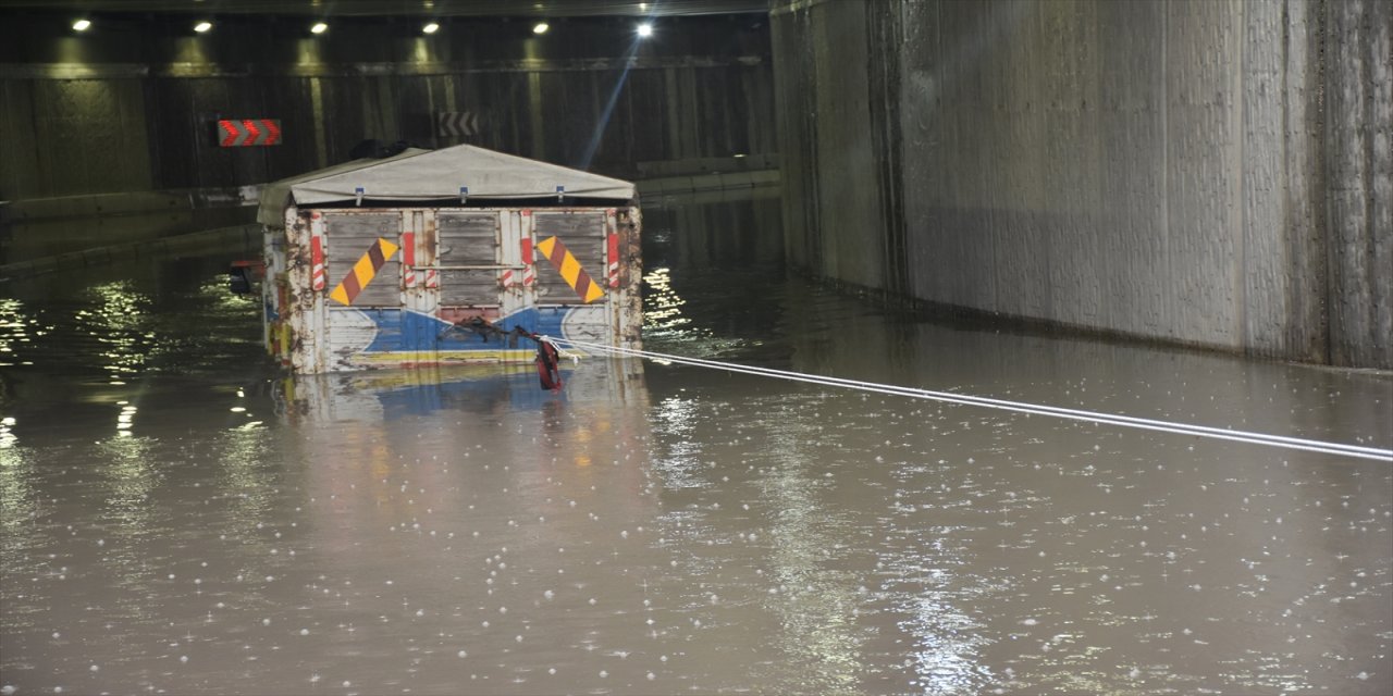 Afyonkarahisar'da altgeçitte mahsur kalan araçlar kurtarıldı.