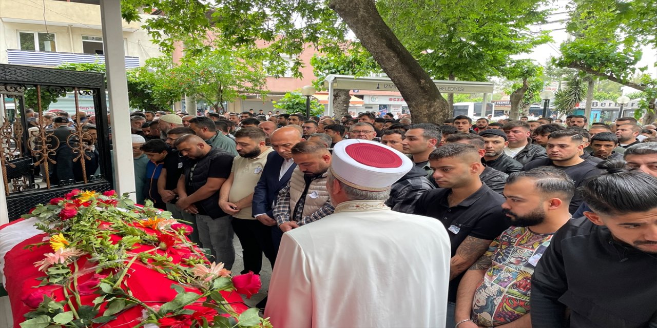 İzmir'de uyarı ateşi sonucu ölen kişi son yolculuğuna uğurlandı