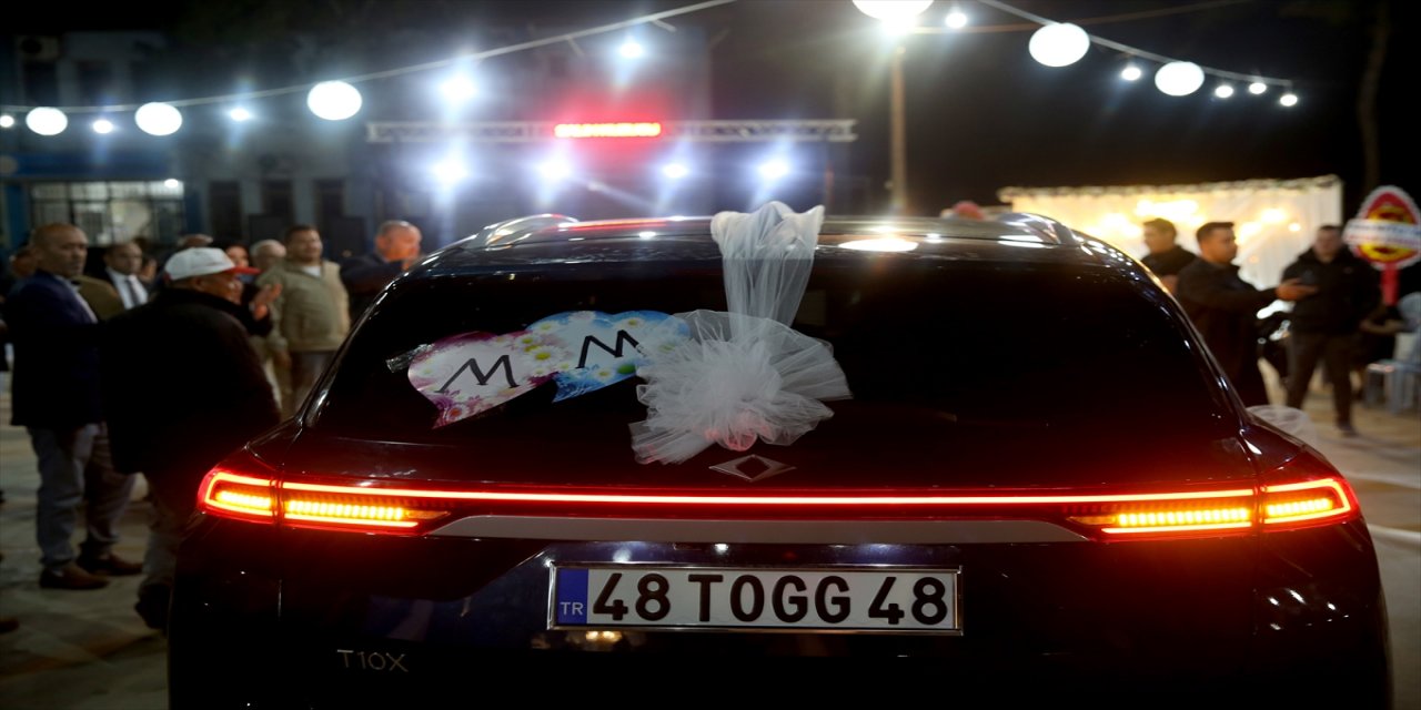 Muğla'da tanıtımı yapılan Togg nişanlanacak çift için süslendi