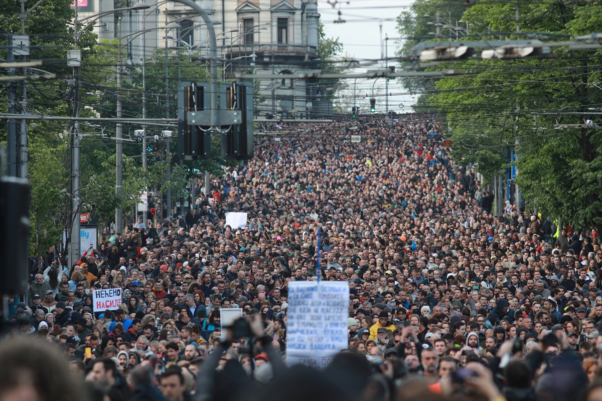 Sırbistan'ın başkenti Belgrad'da silahlı saldırılar protesto edildi