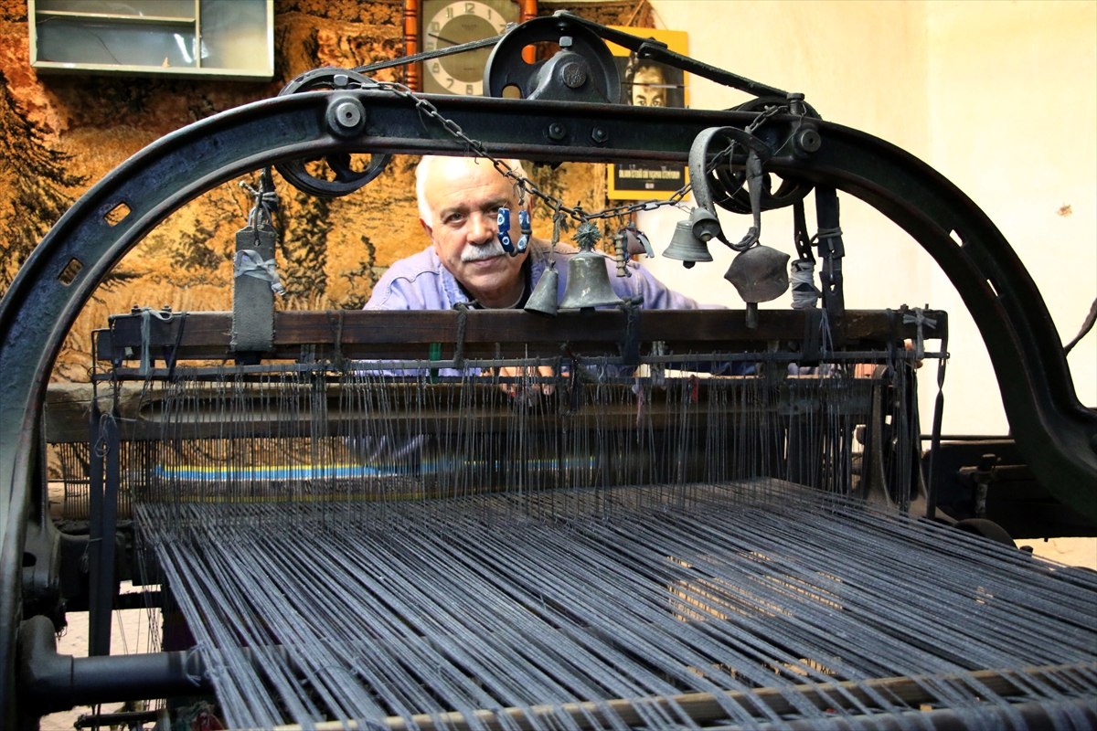 Veli usta Kütahya'daki atölyesinde asırlık tezgahta 45 yıldır kilim dokuyor