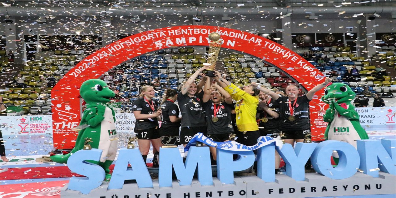 Hentbol Kadınlar Türkiye Kupası şampiyonu Armada Praxis Yalıkavakspor