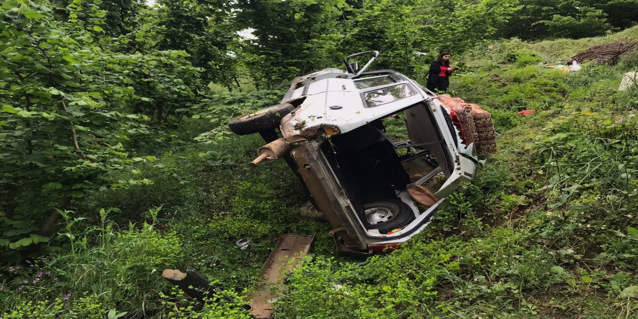 Sakarya'da bir otomobil şarampole devrildi 7 kişi yaralandı.