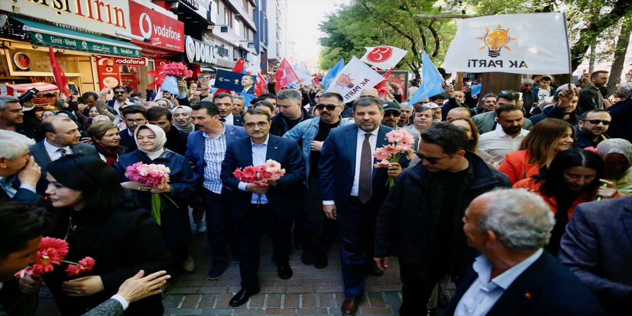 Bakan Dönmez, Eskişehir'de "Birlik ve Beraberlik Yürüyüşü"ne katıldı: