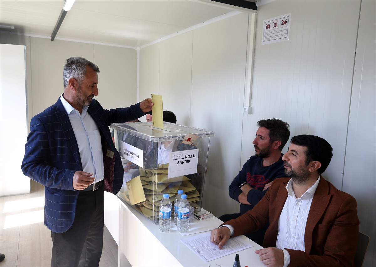 Terör nedeniyle boşalttıkları köylerinde 30 yıl sonra oy kullanmanın heyecanını yaşadılar