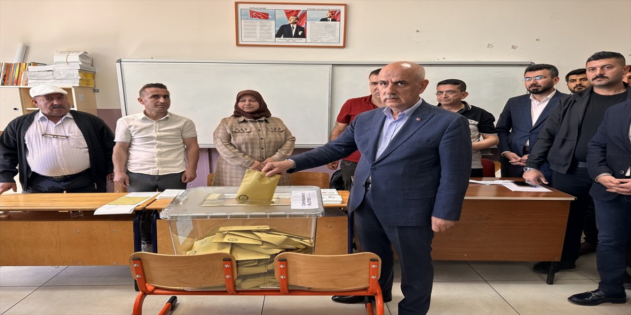 Bakan Kirişci, Kahramanmaraş'ta 51 yıl önce mezun olduğu okulda oyunu kullandı