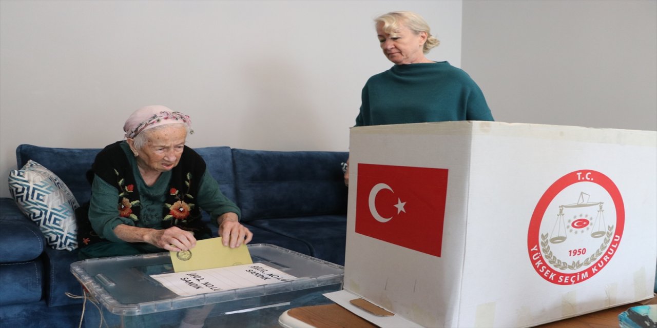 Edirne'de hasta veya engelliler "seyyar sandık" ile oylarını kullandı