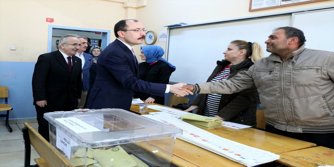 Ticaret Bakanı Muş, Samsun'da oy kullandı: