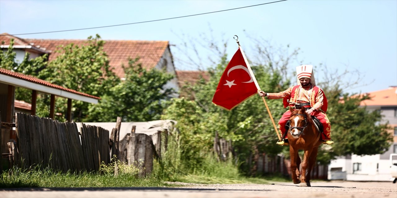 Oyunu kullanmaya yeniçeri kıyafeti ve atla geldi