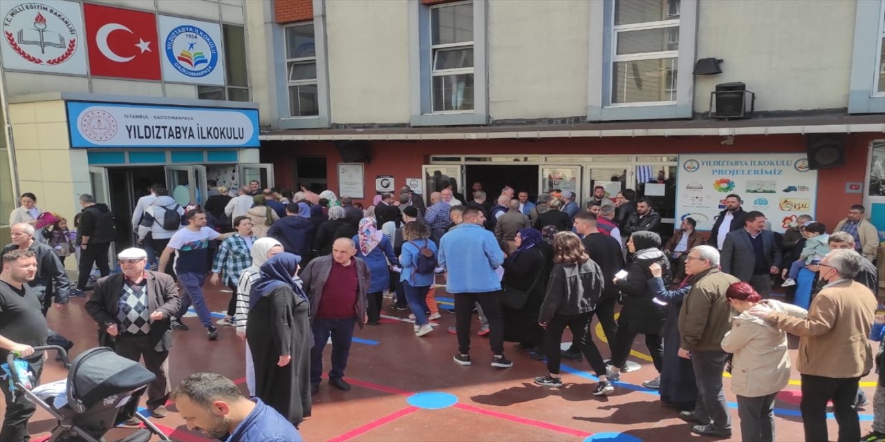 İstanbul'daki okullarda oy kullanma yoğunluğu sürüyor
