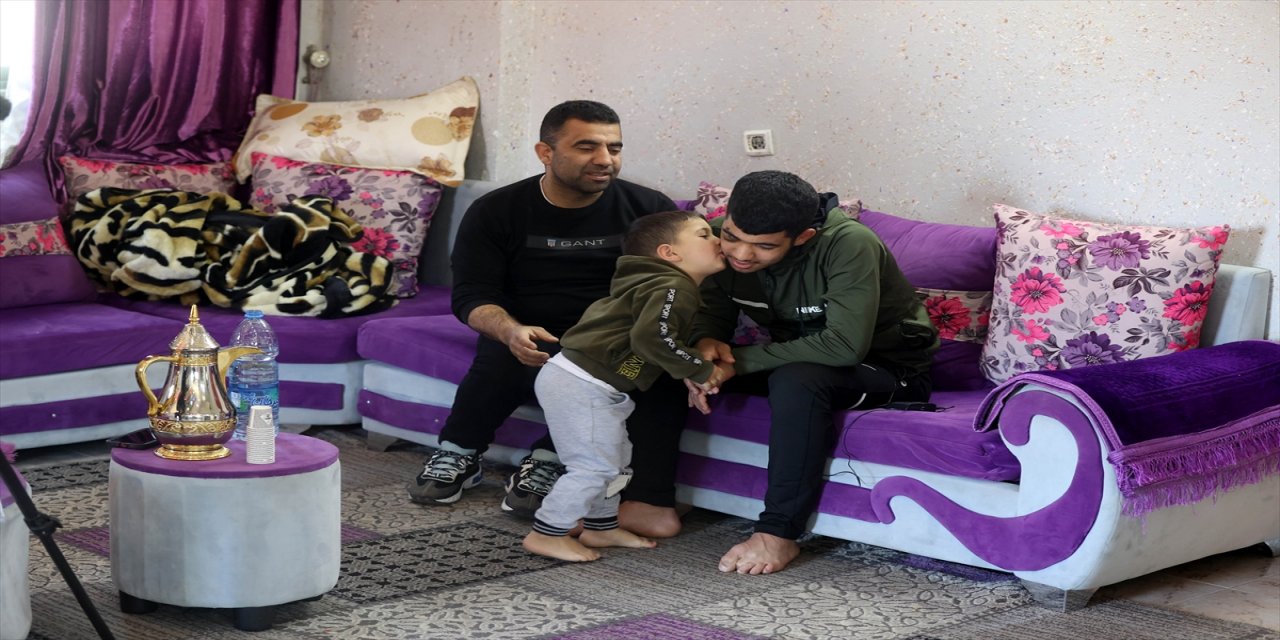 Ses bombası nedeniyle görme yetisini kaybeden Filistinli çocuk "hayallerine" tutunuyor.