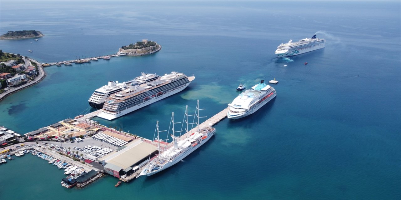 Kuşadası'na 7 bin 550 turist giriş yaptı.