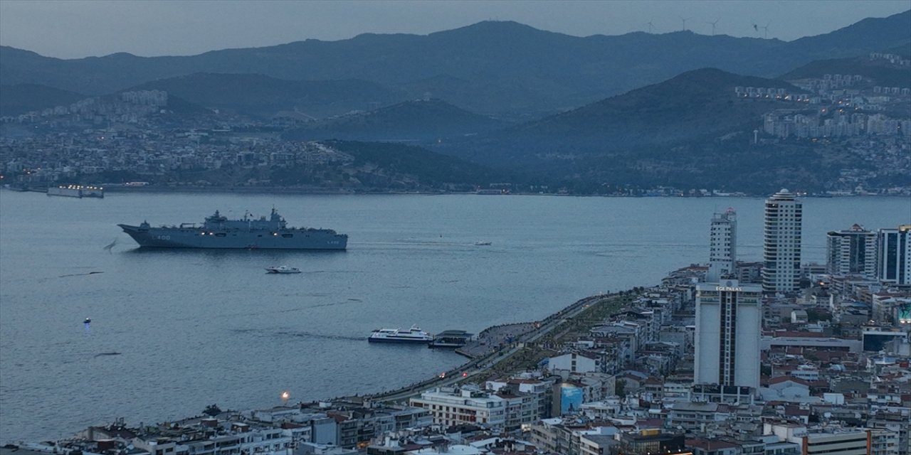 TCG Anadolu, tatbikata katılmak için İzmir Alsancak Limanı'ndan ayrıldı