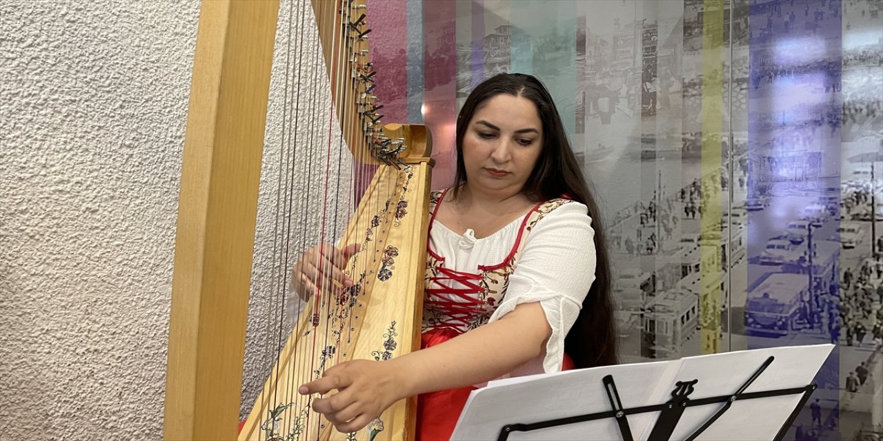 Müzisyen Zeynep Öykü, hem çaldığı hem üretimini yaptığı arp ile dünyayı geziyor