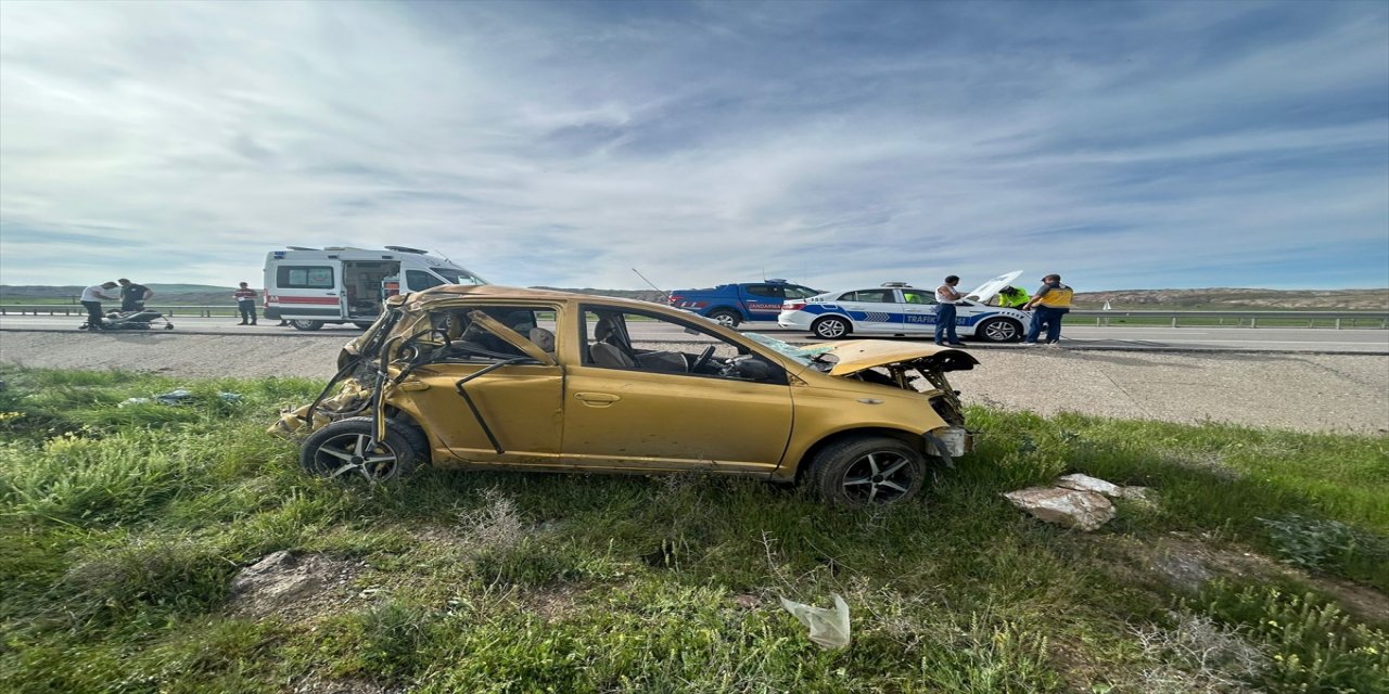 Sivas'ta bir otomobil takla attı 5 kişi yaralandı.