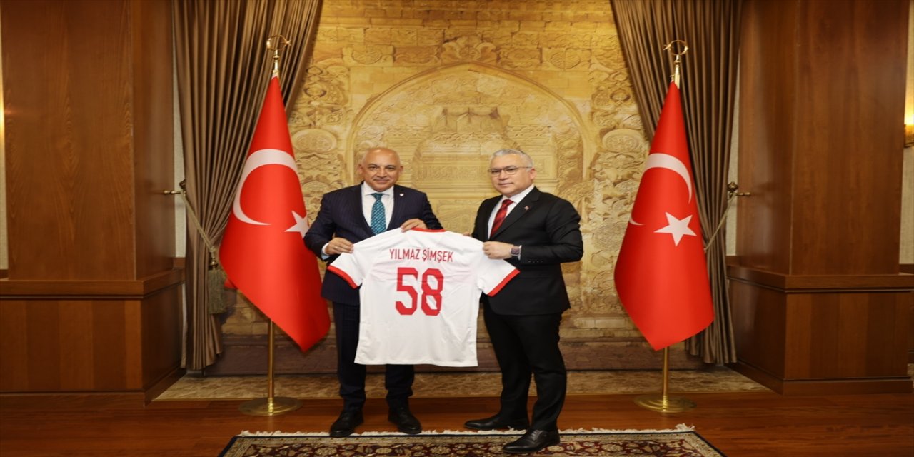 TFF Başkanı Büyükekşi, Sivas Belediyespor'u ziyaret etti.