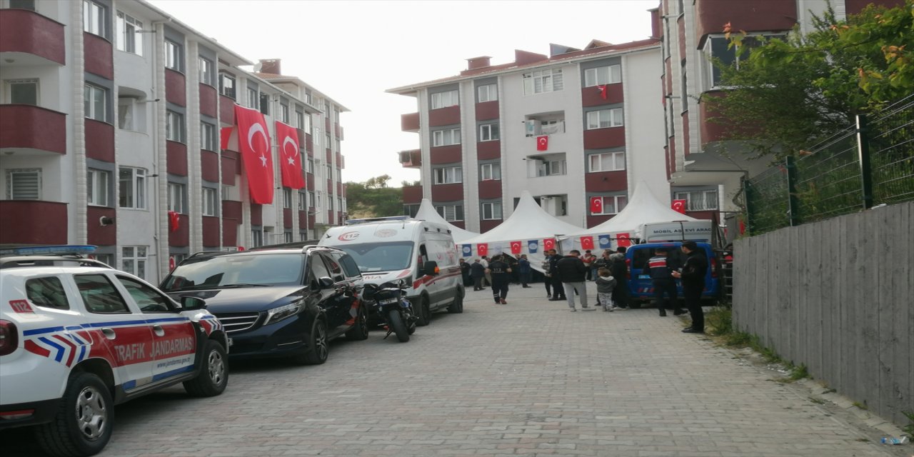 Şehit Özcan İlhan’ın Arnavutköy’deki baba ocağı Türk bayraklarıyla donatıldı