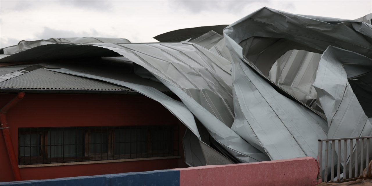 Başkentte fırtınada savrulan çatı parçası yoldan geçenleri yaraladı.
