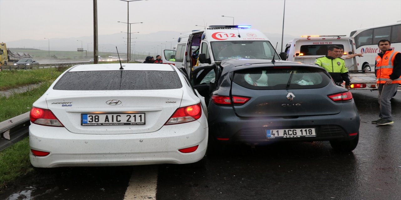 Anadolu Otoyolu'nda trafik kazasında 11 kişi yaralandı