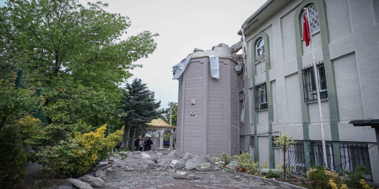 Başkentte fırtına hayatı olumsuz etkiledi