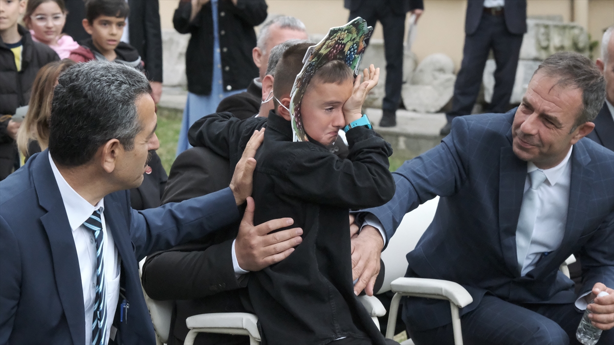 Kırklareli'nde ezbere okuduğu şiiri unutan öğrenciyi Vali Ekici teselli etti