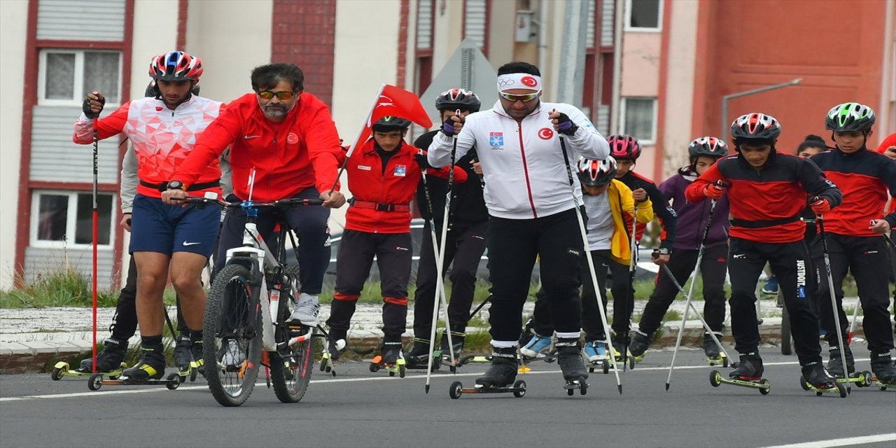 Kars'ta sporcular 19 Mayıs dolayısıyla yürüyüş düzenledi