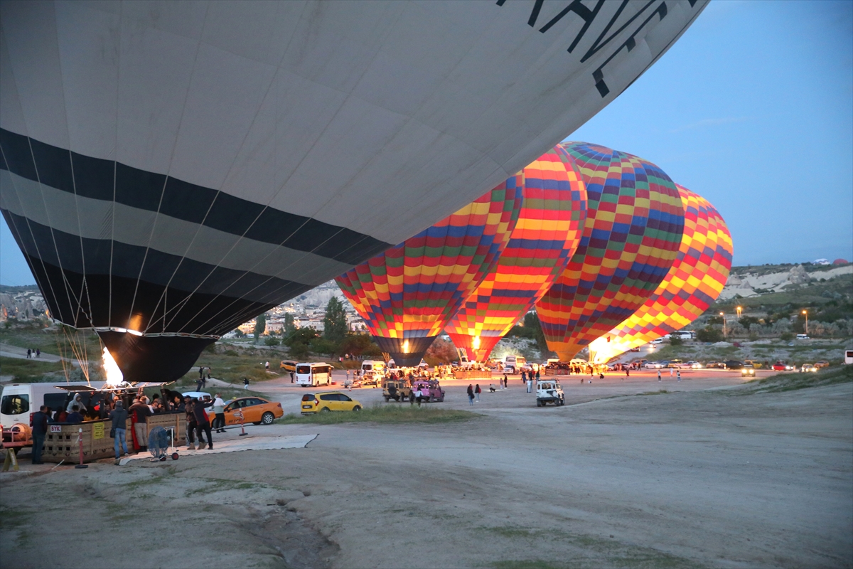 Kapadokya'da balonlar Türk bayrakları ve Atatürk posteri ile uçtu