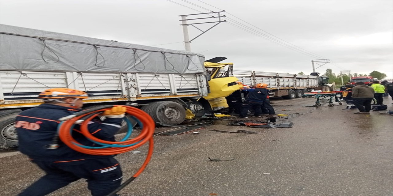 Afyonkarahisar'da 3 kişinin yaralandığı tır kazası güvenlik kamerasınca kaydedildi