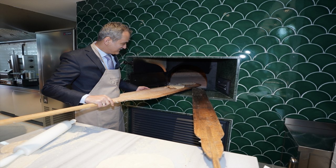 Bakan Özer, Sabancı Olgunlaşma Enstitüsü bünyesinde kurulan ilk Türk Mutfak Sanatları Atölyesi'ni açtı