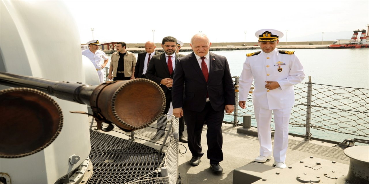 KKTC Meclis Başkanı, Türk savaş gemisini ziyaret etti.