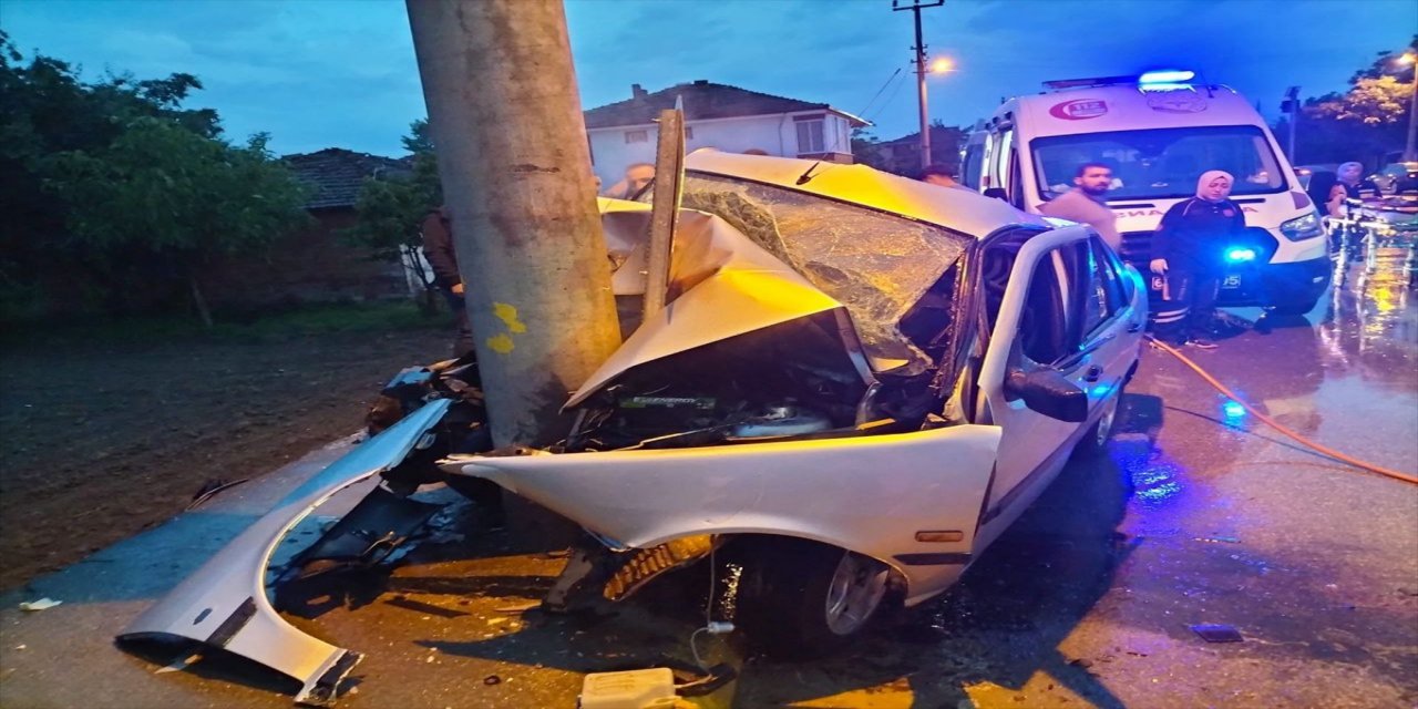Tokat'ta aydınlatma direğine çarpan otomobildeki 2 kişi yaralandı
