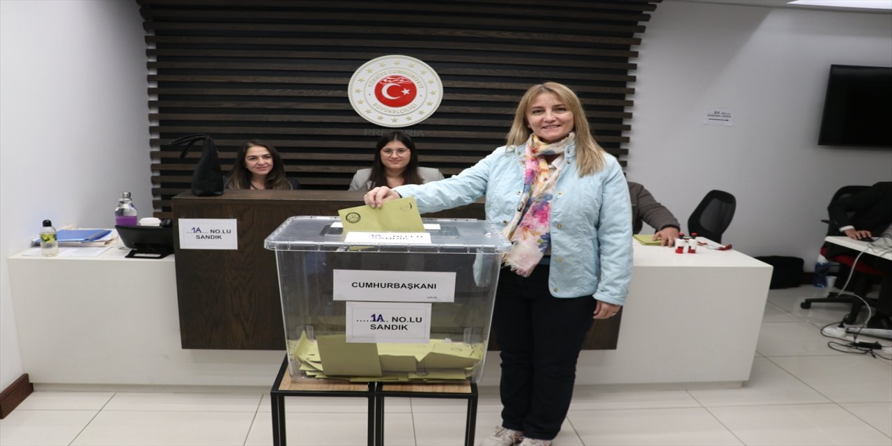 Güney Afrika'da, Türkiye için ikinci tur oylaması başladı.