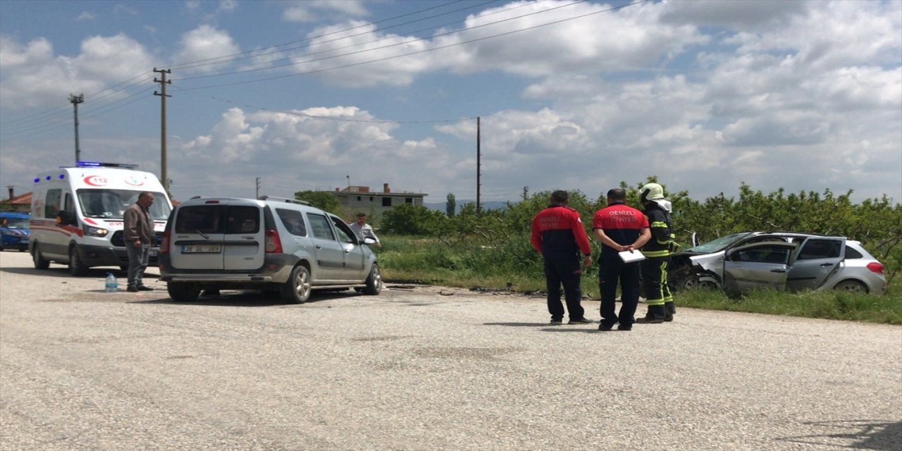 Denizli'de otomobille hafif ticari aracın çarpışması sonucu 1 kişi öldü